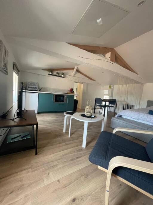 Studio Neuf Lumineux Climatise Blaye Exteriör bild