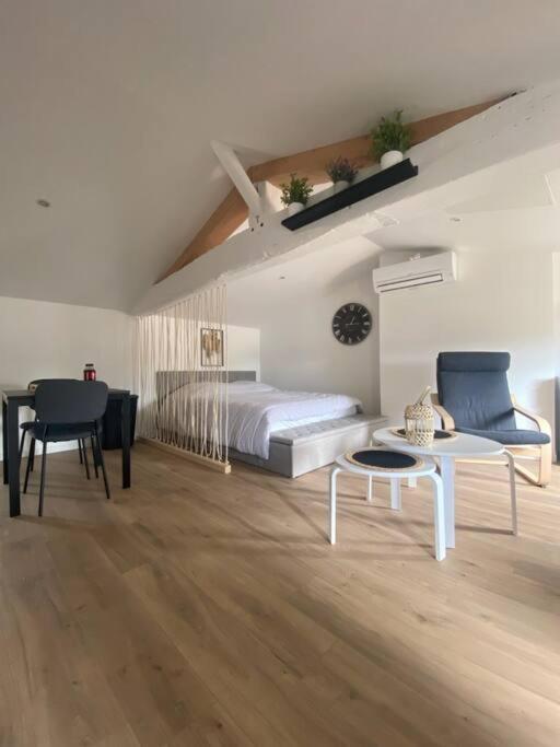Studio Neuf Lumineux Climatise Blaye Exteriör bild